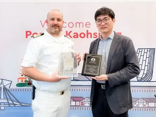 ▲高雄港務分公司處長蔡建郎(右)代表致贈首航紀念牌給水晶郵輪公司水晶合韻號(Crystal Symphony)郵輪，由船長(左)代表接受。(圖／高雄港務分公司提供)