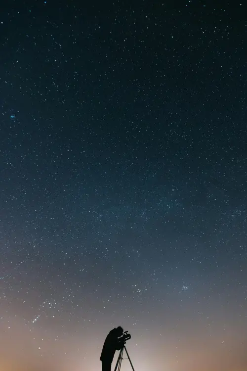 ▲黃道光是一種呈現淡白色三角錐狀的微光。它的成因是太陽系黃道面上的塵埃散射了陽光，亮度大約與銀河差不多。（示意圖／Pexels）