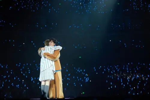 ▲吳青峰（右）與李宇春（左）首合唱新歌〈春雨裡〉，唱到忍不住落淚。（圖／哈里坤的狂歡提供）