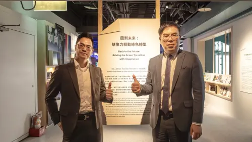 ▲ 環境部部長彭啟明（右）與遠雄建設總經理王耀堂（左）出席《回到未來：想像力驅動綠色轉型》展覽開幕活動，表達對永續議題之支持。（圖／翻攝畫面）