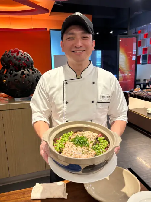 ▲熱食的櫻花鮭魚炊飯，粉紅炊飯搭配鮮美鮭魚，不僅視覺浪漫，層層堆疊的春日風味，更讓胃口大開。（圖／記者金武鳳攝，2026.3.19)