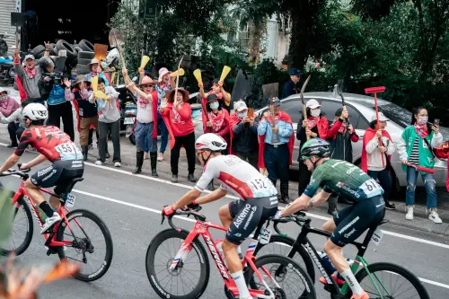 ▲客委會古秀妃主委至光復光車站跟光復鏟子超人加油團一起為選手加油。（圖／國際自由車環台賽）