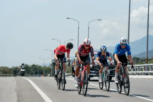▲旅外好手馮俊凱(左2)在幸福台九線站前段嘗試突圍。（圖／國際自由車環台賽）