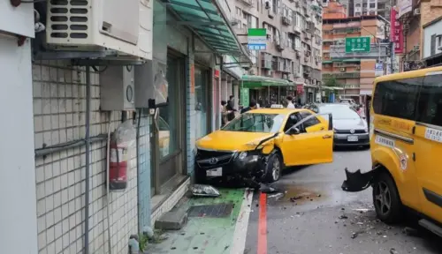 新店小黃暴衝連撞4車畫面曝！女騎士受傷送醫　66歲駕駛：車故障