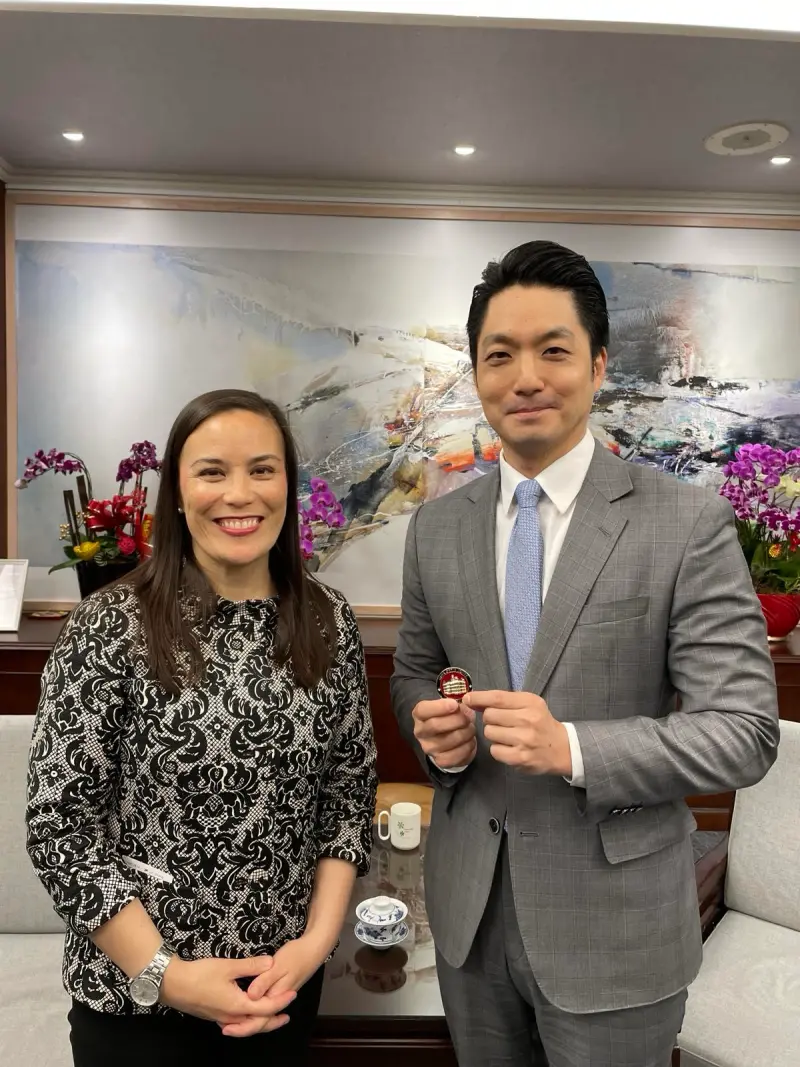    ▲瓊斯(圖左)補充，自己昨日與台北市長蔣萬安會面，對方提及允許「創業家護照」（Global Pass）計畫，自己也感到興趣，正在考慮讓聖安東尼奧納入其中，讓雙方人才可以更多交流，認為與擁有共同價值觀的人合作效果最好。（圖／聖安東尼奧市提供）  