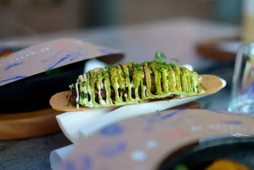 ▲「炙烤炭香和牛舌餅」上頭真的有美味的牛舌。（圖／記者葉盛耀攝）