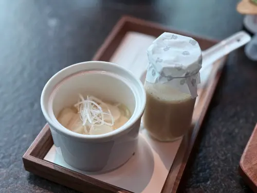 ▲「白中白—石斑魚骨膠原白湯」是濃白的魚湯搭配魚肉等各式白色食材。（圖／記者葉盛耀攝）