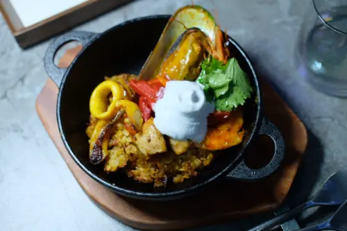 ▲「環島西班牙海鮮飯」除了鮮甜海鮮，更有明顯的鍋巴香。（圖／記者葉盛耀攝）