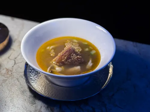 ▲江振誠建議buffet吃法可以更有趣，例如將鹽酥雞腿佐九層塔片與糯米椒一同加入泡飯中。（圖／記者葉盛耀攝）