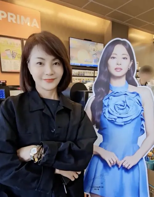 ▲子瑜媽媽和女兒立牌合照。（圖／IG@topbeauty_lydia）