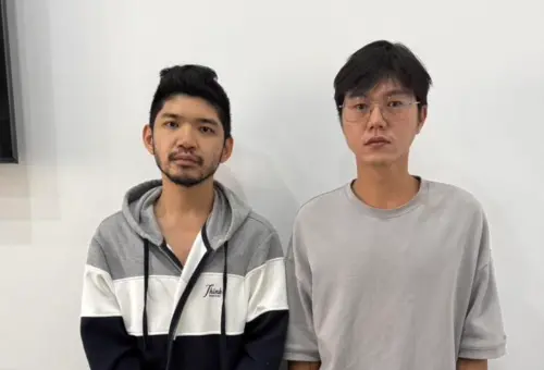 ▲晚安小雞（左）與夥伴（右）阿鬧近期從柬埔寨出獄，昨（19）日晚間搭機返回台灣，兩人面容十分憔悴。（圖／晚安小雞臉書）