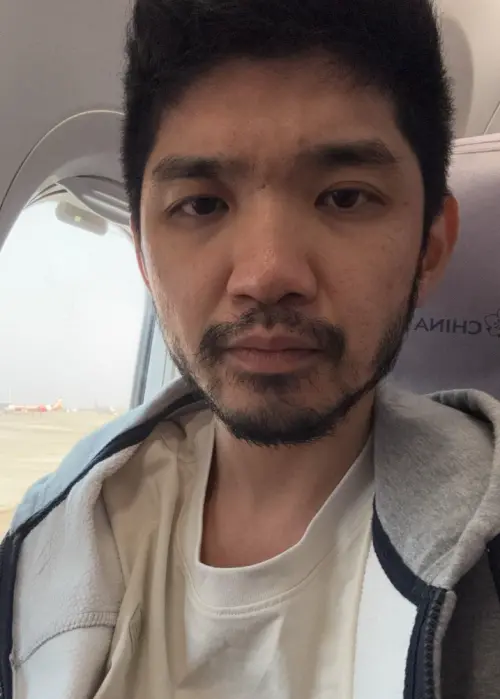 ▲晚安小雞在返回台灣的飛機上自拍，坦承回台灣之前又被拘留長達36天。（圖／晚安小雞臉書）