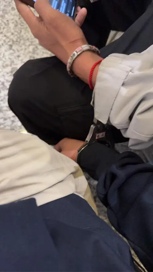 ▲晚安小雞拍下自己在桃園機場剛入境就被上銬的照片。（圖／晚安小雞臉書）