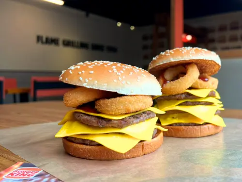 ▲漢堡王「洋蔥圈犇牛堡」新品開賣，有三層與五層選擇。（圖／漢堡王 burgerking.com.tw）