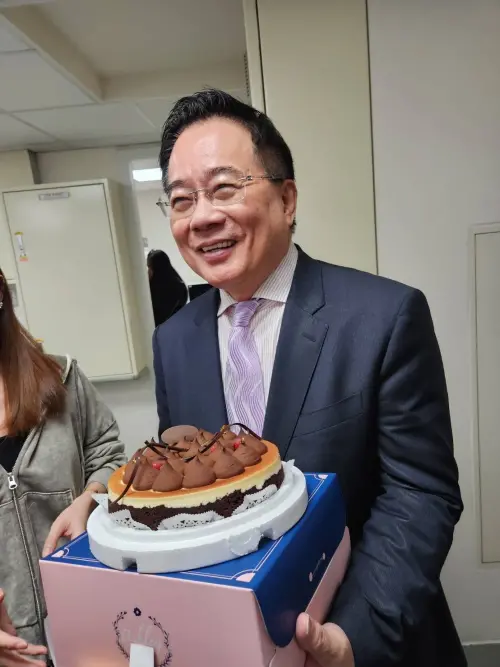 即將發監！蔡正元po手捧蛋糕「送行」照　支持者超不捨