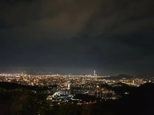 ▲來到烘爐地南山福德宮拜土地公，還可以有壯麗夜景可欣賞。（圖／取自烘爐地南山福德宮臉書www.facebook.com/hldtdgb?locale=zh_TW）