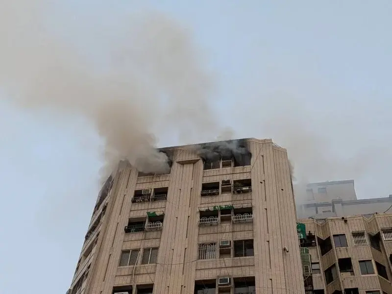 ▲高雄前鎮某大樓發生火警。（圖／民眾提供）