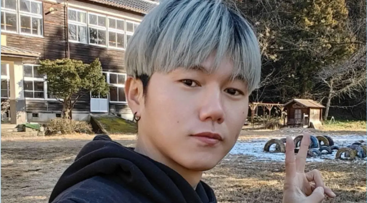 ▲YouTuber「晚安小雞」（陳能釧）與好友共犯「阿鬧」（魯祖顯；如圖）昨（19）日從柬埔寨出獄返台，後者身分起底是政二代家庭，其母親李美素2度參選台南市議員，頗為前途。（圖／翻攝自阿鬧臉書）