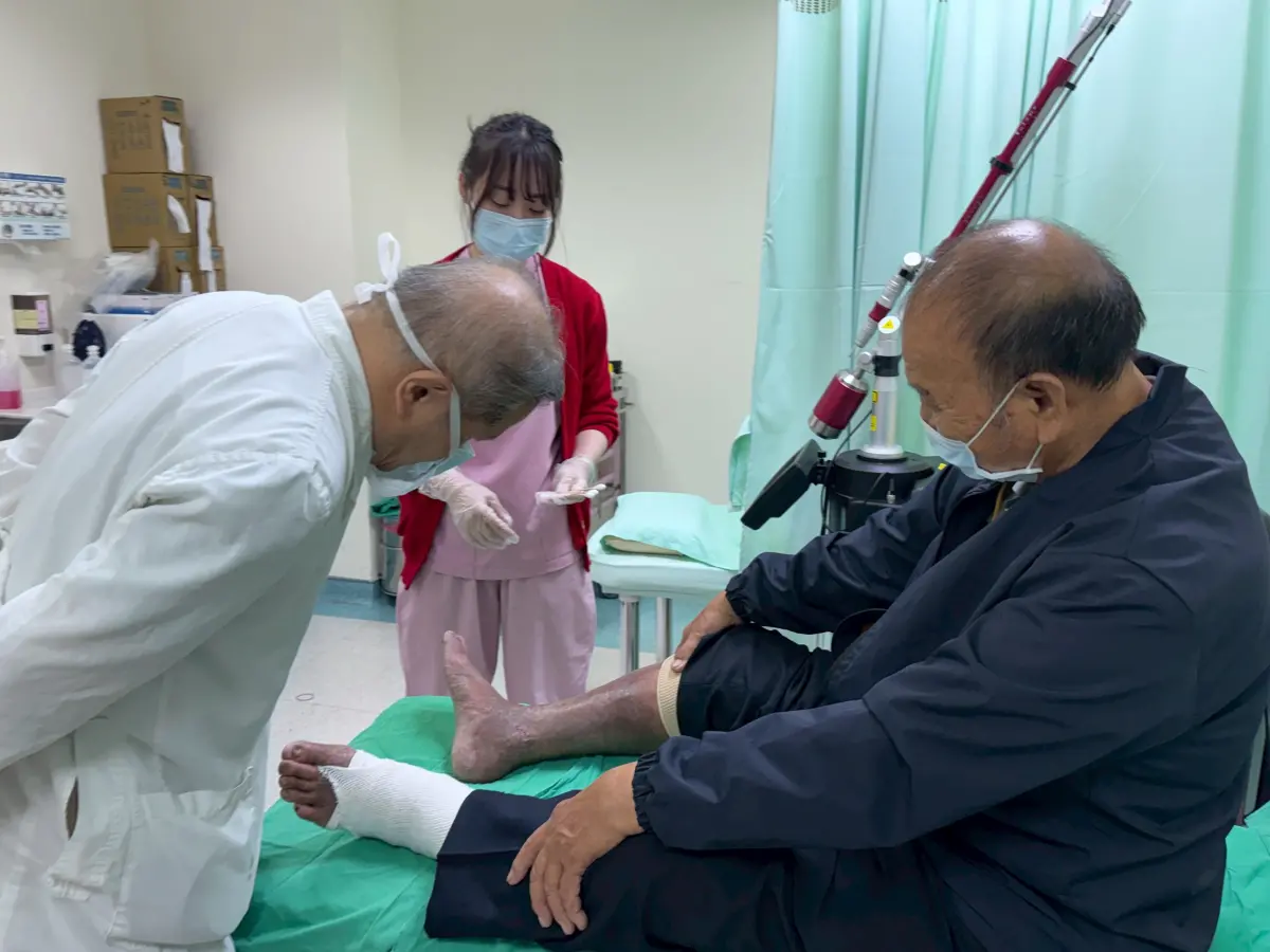 ▲個案腳上有小傷口、腳發黑，反覆潰瘍長達半年，經醫師評估為第6期靜脈曲張。（圖／烏日林新醫院提供）
