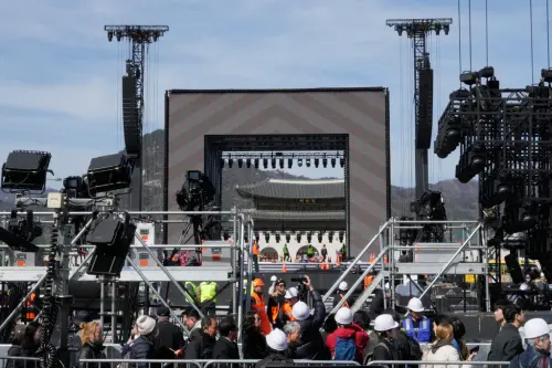 ▲首爾光化門廣場已經在搭建BTS回歸演出的舞台。（圖／美聯社／達志影像）
