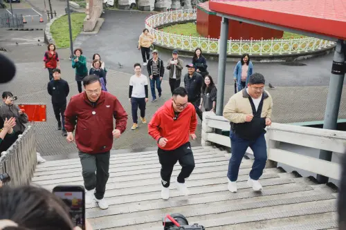 ▲綠委王義川、基隆議長童子瑋、綠委蔡易餘一同爬山比賽。（圖／童子瑋辦公室提供）