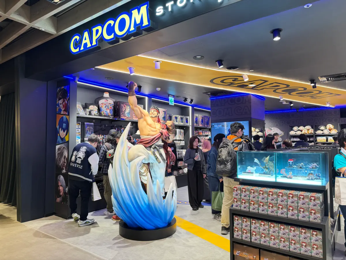 ▲CAPCOM STORE TAIPEI佔地約23坪，門口有快打旋風的明星角色隆的大型模型。（圖／記者周淑萍攝）