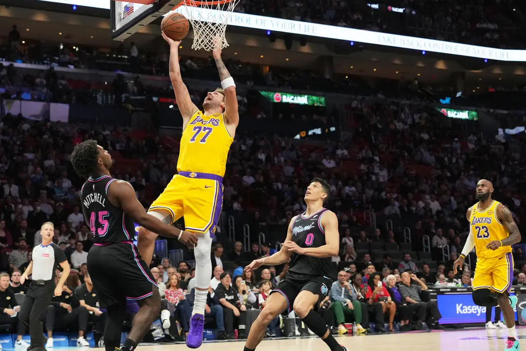 ▲洛杉磯湖人今（20）日客場迎戰邁阿密熱火，唐西奇（Luka Doncic）本場比賽爆砍60分，詹姆斯（Lebron James）繳出「大三元數據」終場湖人134：126擊敗熱火，拿下8連勝。（圖／美聯社／達志影像）