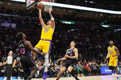 湖人134：126退熱火奪8連勝！唐西奇狂砍60分　詹姆斯繳大三元