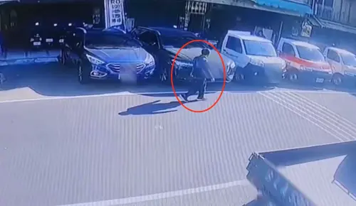 ▲李男於犯案前觀察周邊環境，而後挑中一間未關大門的民宅並闖入。（圖／警方提供）