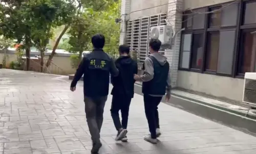 ▲新北樹林344萬竊盜案，贓物「擺滿一整桌」超驚人。（圖／警方提供）