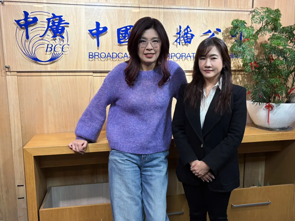 ▲國民黨主席鄭麗文（左）接受資深媒體人王淺秋（右）專訪，針對蕭敬嚴案直言，若罵她要黨紀，那桃園市議員凌濤也沒得選議員。（圖／千秋萬事提供）