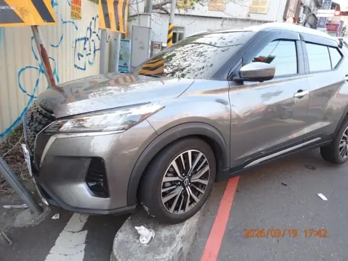 行人地獄！台中男轉彎「撞飛」女高中生　再暴衝撞歪標誌桿
