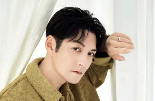 ▲嚴寬有建模神顏、叔圈天菜稱號。（圖／翻攝自微博@嚴寬）