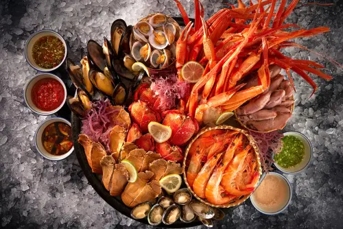 ▲台北寒舍艾美酒店探索廚房每週五、六、日的下午茶升級為午宴第二場席次，即下午茶餐全面調整為假日午餐菜色。（圖／台北寒舍艾美提供）