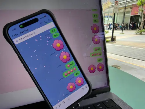 ▲LINE櫻花雨桌機版還會自動改為粉紅色的桌面。（圖／記者周淑萍攝）