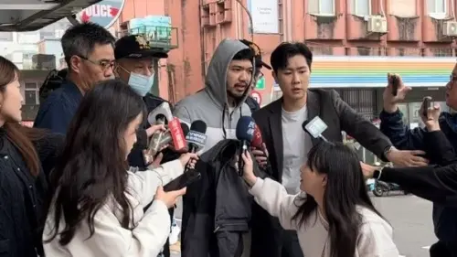 ▲晚安小雞稍早移送士林地檢署，被問到遭到通緝的原因時僅表示為毀損罪，但「具體事情還不知道」。（圖／翻攝畫面）