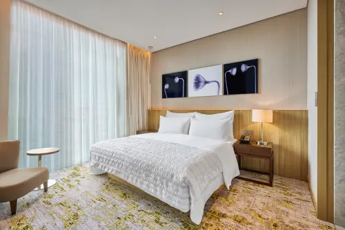 ▲台北寒舍艾美酒店即日起推出「旅途多一度」住房專案，住房只要再加99元，即贈每房每晚1000元餐飲抵用券一張。（圖／台北寒舍艾美提供https://www.lemeridien-taipei.com）