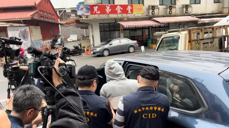    ▲晚安小雞一落地便至金山分局製作筆錄，稍早移送士林地檢署複訊。（圖／翻攝畫面）  