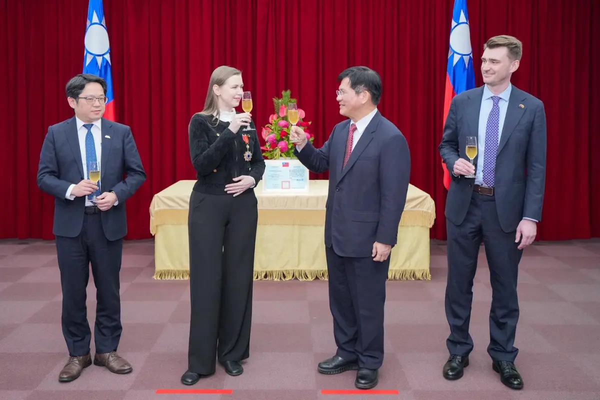 ▲外交部長林佳龍昨（19）日代表外交部頒贈「睦誼外交獎章」給立陶宛國會議員暨前國防部長沙卡琳恩（Dovilė Šakalienė）。（圖／取自林佳龍臉書）