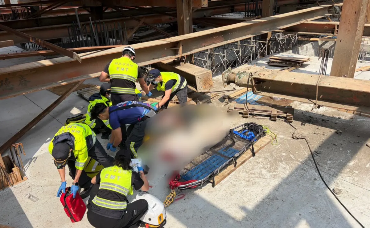 ▲新北市新莊區新北大道三段91號工地今（20日）上午傳出一起工地意外。（圖／警方提供）