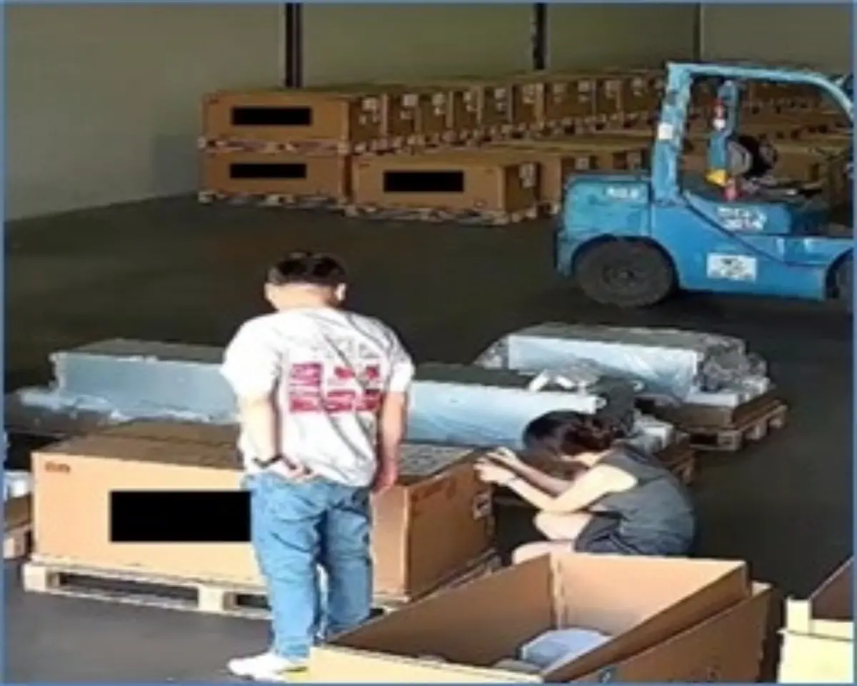 ▲美國檢方提供的監視器畫面，拍下了偷天換日的過程。（圖／取自美國司法部官網）