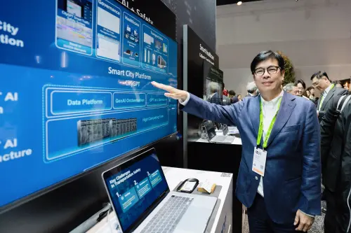 ▲高雄市長陳其邁出席全球最大人工智慧盛會NVIDIA GTC大會，透過「智慧高雄燈塔計畫」向國際展現高雄「主權 AI」的實踐。（圖／高市府提供）