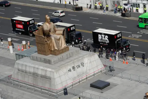 ▲世宗大王銅像是光化門廣場的重要地標，一旁已經有BTS演出的作業車在附近，他們的回歸演唱會是全球矚目的盛事。（圖／美聯社／達志影像）