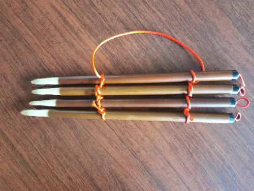 ▲可用四支毛筆用紅線串連，拜完文昌帝君後吊掛在該位置，對於面臨考試的人，可增加考運。（圖／楊登嵙提供）