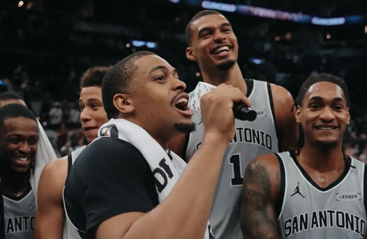 ▲憑藉著當家球星文班亞馬在比賽終了前1.1秒的關鍵準絕殺，馬刺最終以101：100氣走鳳凰城太陽。這場勝利不僅讓馬刺奪下4連勝，更正式宣告球隊鎖定西區前六種子，睽違7年再度重返季後賽舞台。（圖／翻攝自San Antonio Spurs X）