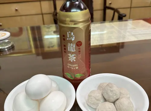 ▲「芹菜、蔥、蒜」煮時「不可加丸子、蛋」，免得考生考個零蛋或完蛋，喝茶時也不能喝烏龍茶，以免考試出差錯。（圖／楊登嵙提供）