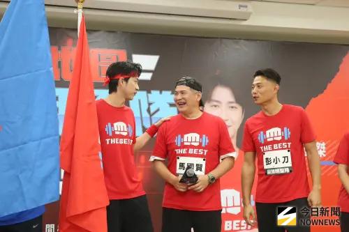 ▲馬國賢（中）被眾人笑稱「不只老花」，失聰問題才更明顯。（圖／記者邱曾其攝影）