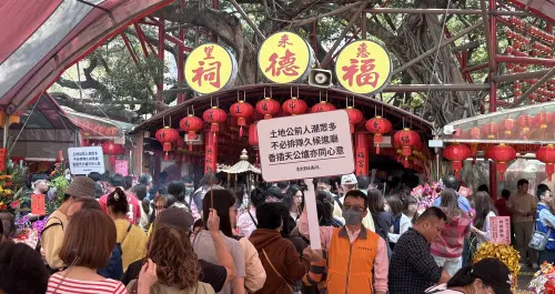 ▲廟方舉牌提醒信徒心誠則靈。（圖／記者顏幸如攝，2026.03.20）