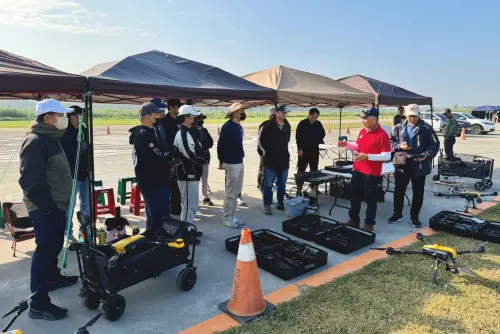 ▲無人機於演練中即時升空偵察，回傳畫面協助鎖定目標，展現科技執法效能。（圖／記者莊全成翻攝）