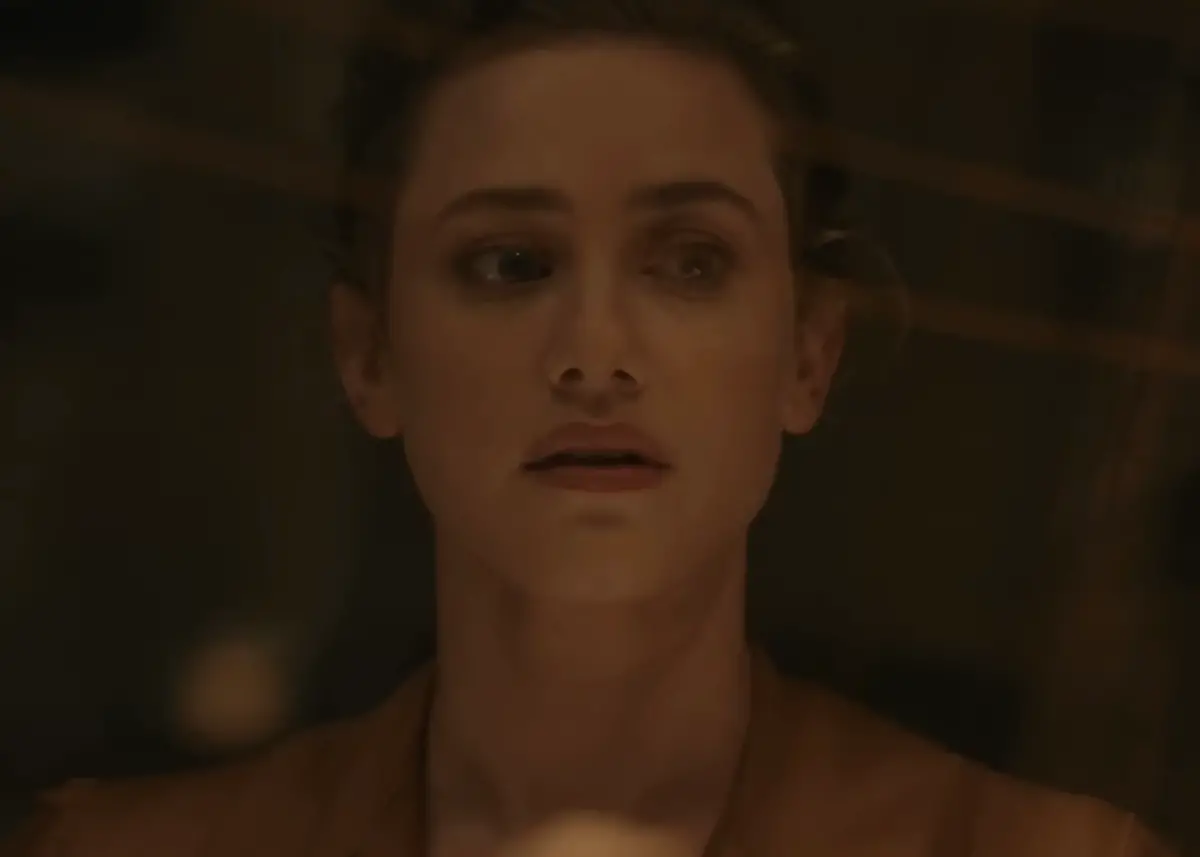 ▲BTS防彈少年團新曲MV公開，粉絲抱怨大家想看的是防彈成員，但女主角畫面卻比成員們都多，而女主角正是曾因影集《河谷鎮》爆紅的莉莉萊茵哈特（Lili Reinhart)，前男友是大家都不陌生的「寇弟」寇爾史普洛茲。（圖／YouTube@HYBE LABELS）